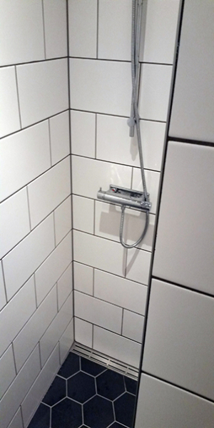 badrumsrenovering-jendrekson-dusch-kakel-linjeavlopp