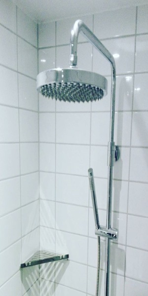 badrumsrenovering-jendrekson-dusch-rostfritt-stal